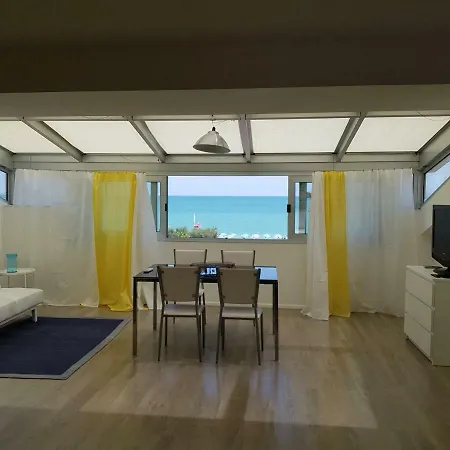 Mansarda Sul Mare Attic Facing The Sea 아파트 *